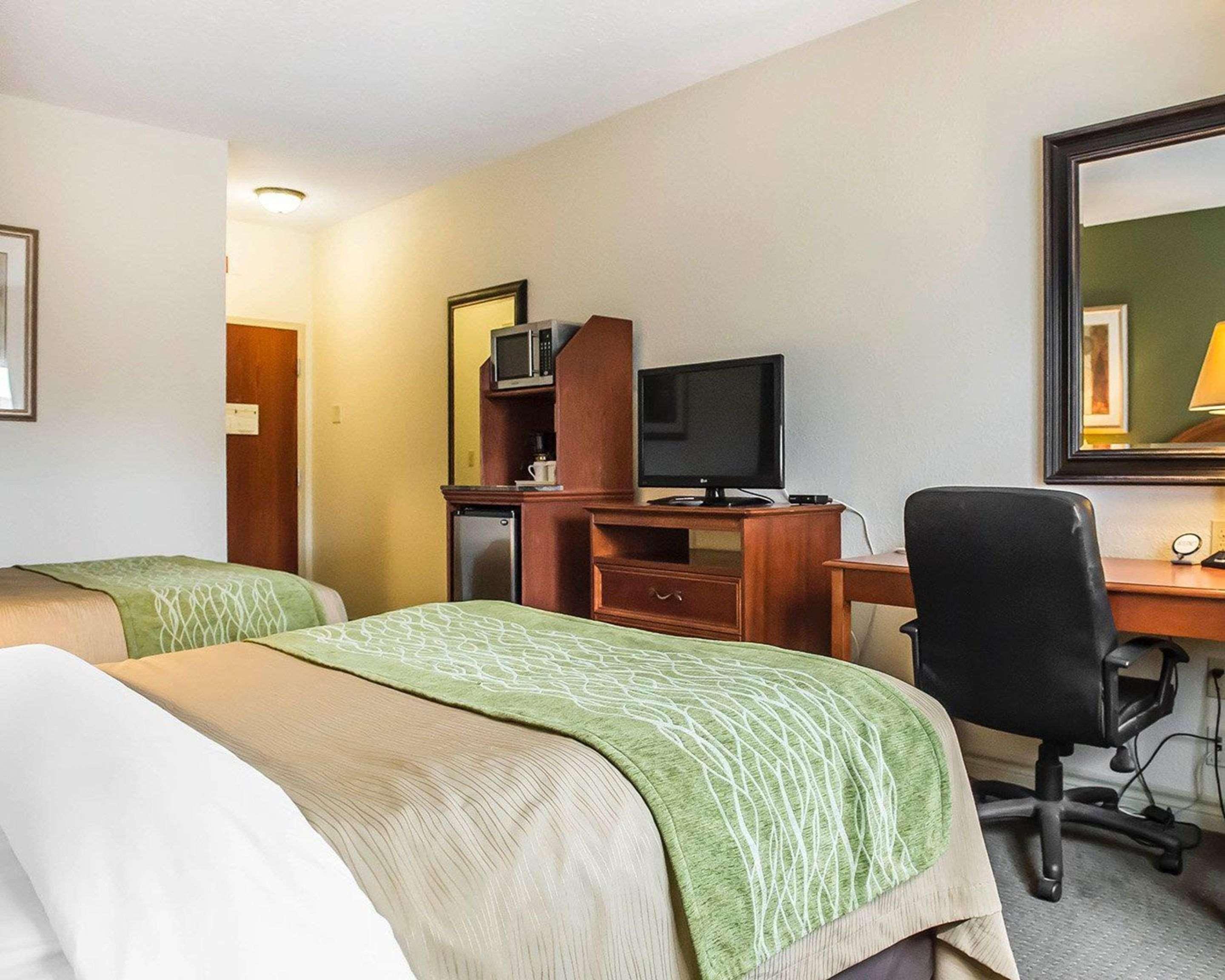 Comfort Inn & Suites Thousand Islands Harbour District Гананок Екстериор снимка