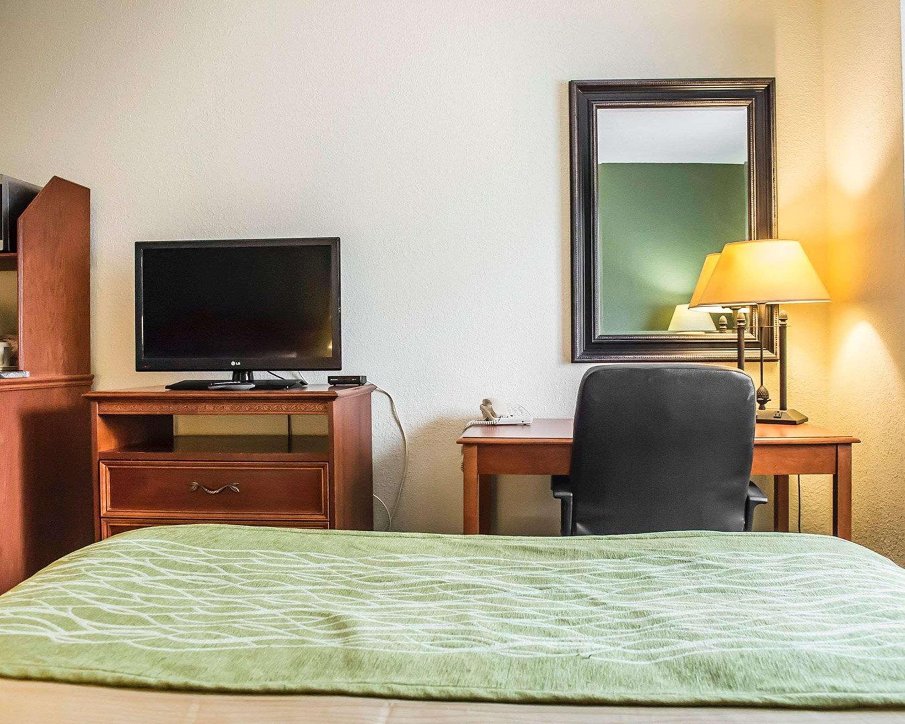 Comfort Inn & Suites Thousand Islands Harbour District Гананок Екстериор снимка